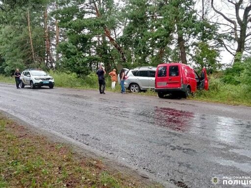 Унаслідок ДТП у Вараському районі тяжко травмувався водій фургона